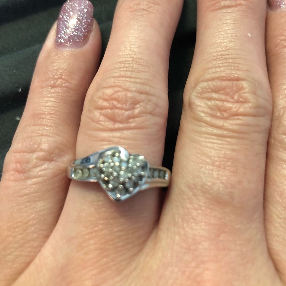 Diamond heart ring. 10k White gold